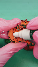 Load and play video in Gallery viewer, Poppin Premium - Halloween - Pumpkin Tag
