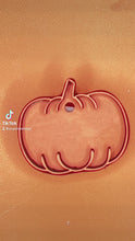 Load and play video in Gallery viewer, Poppin Premium - Halloween - Pumpkin Tag
